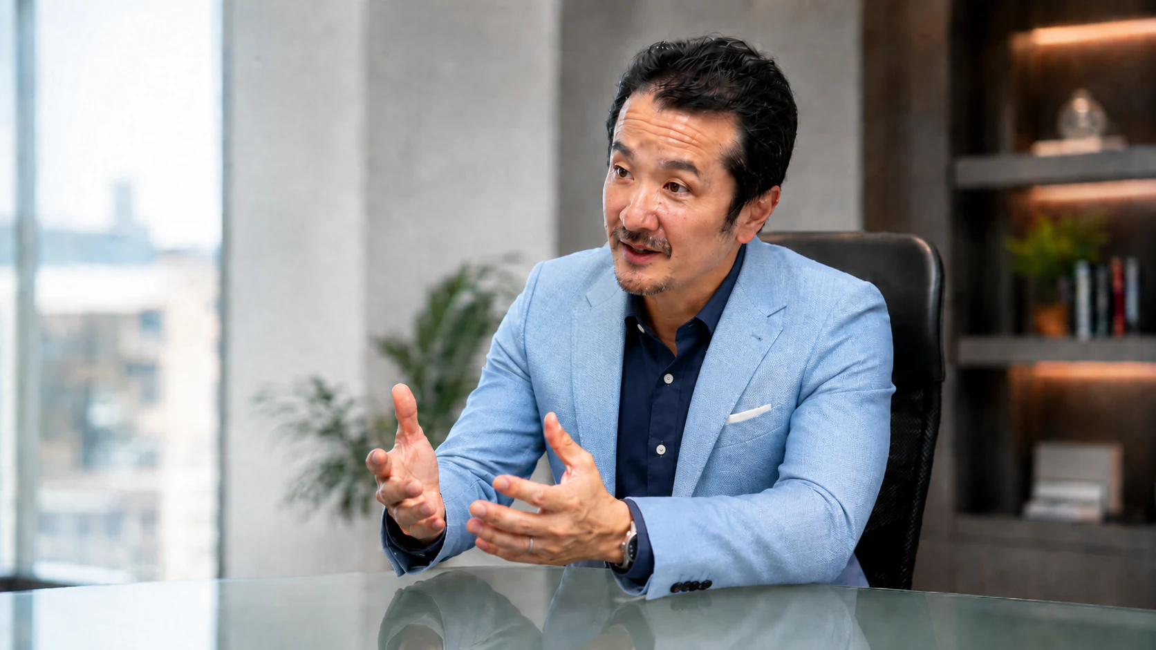 AI制作とクリエイターの使い分けについて話す人物